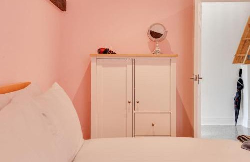Sawbridgeworth Apartment | Historic Flat Above Café, Near Stansted
