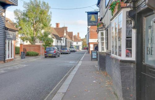 Sawbridgeworth Apartment | Historic Flat Above Café, Near Stansted