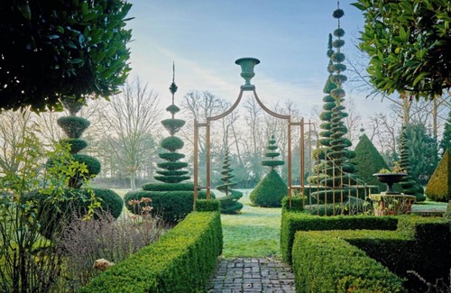 Pointon House | Historic Georgian Estate with Breathtaking Topiary Garden – Pet Friendly