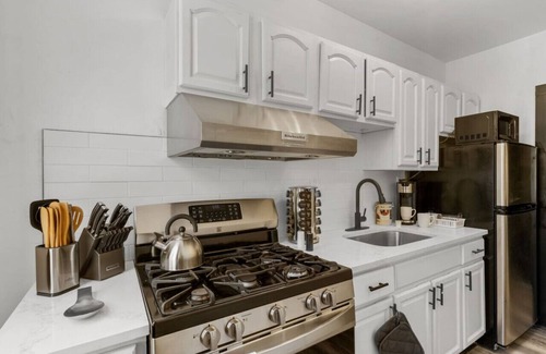 Penn-Knox Apartment | Historic Germantown Getaway | Stylish 2BR + Parking