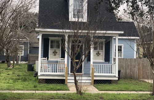 Central Business District House | Historic home in Downtown Mobile next to Civic Center and Mardi Gras parades