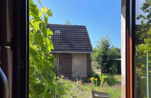Karow Apartment | Historic house under lime trees with natural garden. Family-friendly.