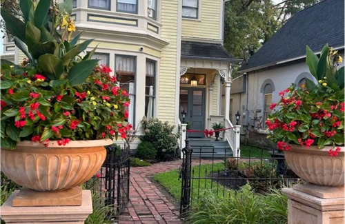 Murphysboro House | Historic Hull House INN - Housen
