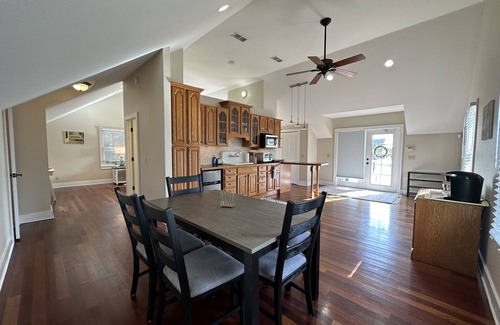 Southern Oaks House | Historic lakefront guesthouse