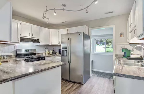 Lebanon House | Historic Lebanon - 2 bed, 2 bath house. Wi-fi, AC, kitchen, laundry