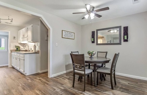 Lebanon House | Historic Lebanon - 2 bed, 2 bath house. Wi-fi, AC, kitchen, laundry