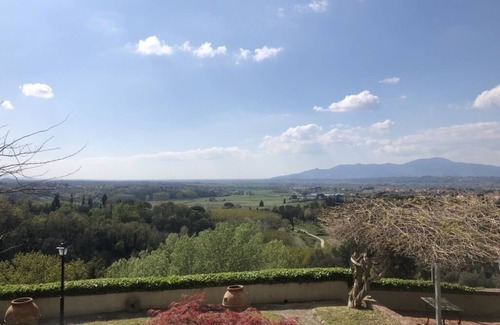 Montopoli in Val d'Arno House | Historic mansion with suites, rooms and scenic garden