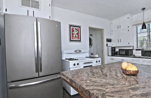 Encanto Apartment | Historic Midtown Phoenix Red Brick 2 Kings