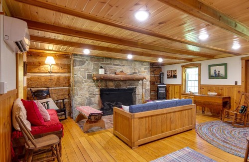 Drifting House | Historic Morrisdale Area Cabin with Deck and Fireplace
