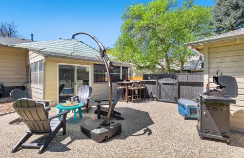 Old Town West House | Historic Mountain Ave Bungalow - Walk Everywhere!