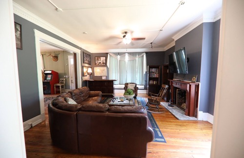 Talbot's Corner House | Historic Nashville Mansion - Perfect Location - Hot Tub - Parking - Private