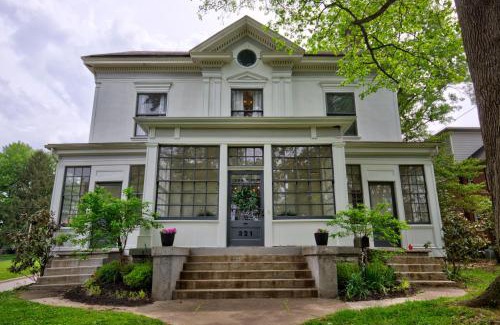 Crescent Hill House | Historic Peterson Mansion - Savor Life and Rest with Friends!