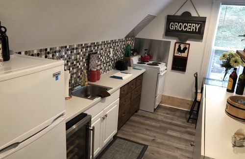 Port Huron Apartment | Historic Queen Anne . Walk to downtown, Harbor , St Clair River Walk