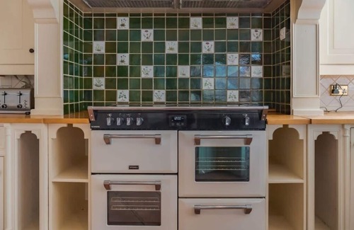 Windsor House | Historic River View Property in Windsor