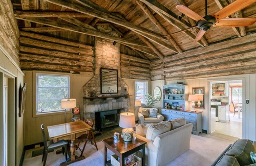 Lake Forest Cottage | Historic Riverfront Hideaway