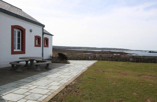 Digulleville Apartment | Historic semi-detached house with internet, pets allowed, parking
