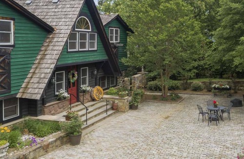 Blue Ridge House | Historic Stone Barn – Perfect for Gatherings!