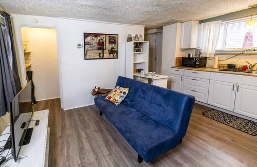 Bloomfield Apartment | Historic Studio - Nestled in Little Italy