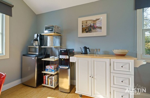 Tarrytown Apartment | Historic Tarrytown Studio Apt w/King Bed, Kitchenette, Full Bath & Open Space