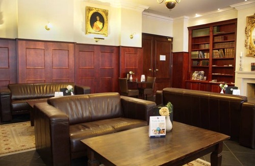 Sluis Hotel | Historic Town Stay – Sluis Room Close to Trails, Shopping & Local Cuisine
