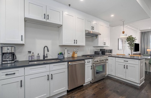 Yamacraw Village Condo | Historic Townhome D - Downtown Savannah!