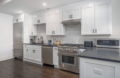 Yamacraw Village Condo | Historic Townhome D - Downtown Savannah!