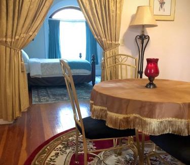 Bellevue Apartment | Historic Upstairs Apartment