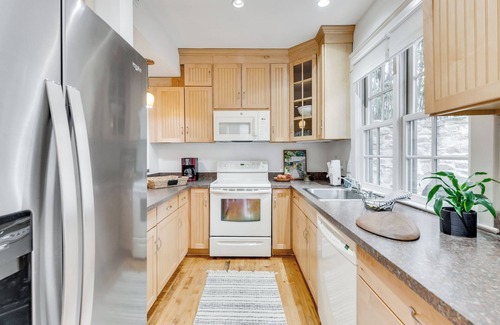 Jefferson Park Avenue House | Historic UVA Stay: Boone-White House and Cottage