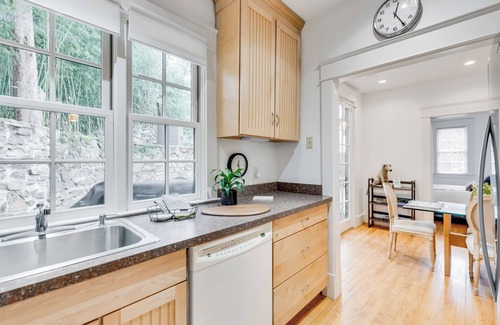 Jefferson Park Avenue House | Historic UVA Stay: Boone-White House and Cottage