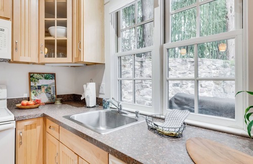 Jefferson Park Avenue House | Historic UVA Stay: Boone-White House and Cottage