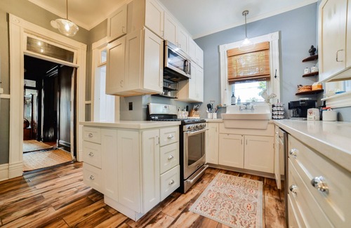Elco House | Historic Victorian - Walkable to Downtown Cape Girardeau - King Bed - Fast Wifi