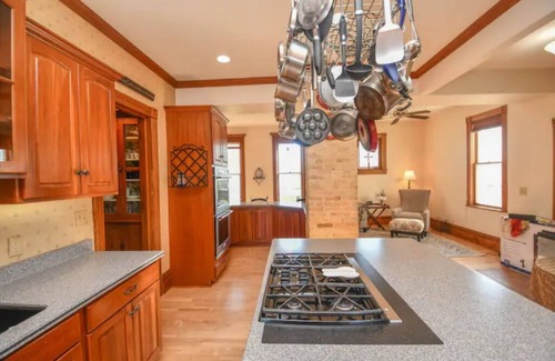 Wales House | Historic, Vintage, Classy, 11 bed, 5+ bath!