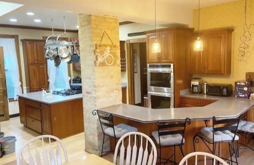 Wales House | Historic, Vintage, Classy, 11 bed, 5+ bath!