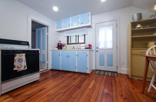 Manistee Apartment | Historic w/deck, king bed & air by Lake Michigan