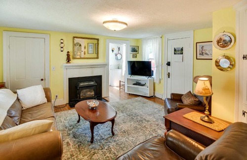 Warren Apartment | Historic Warren Vacation Rental Walk to Beaches!