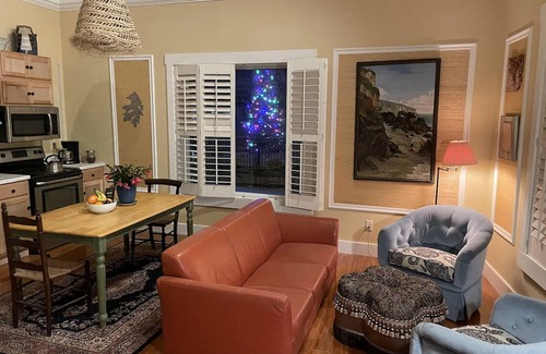 Warren Apartment | Historic Waterfront District., for lovers of art, restaurants, unique shops, nn