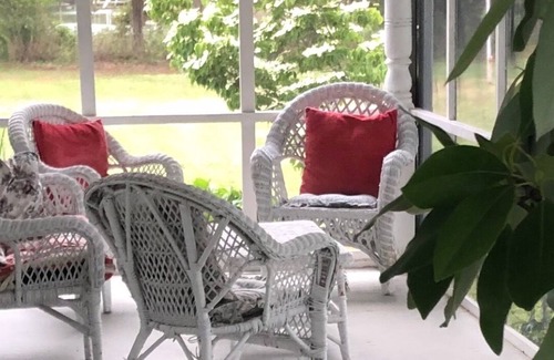 Onancock House | Historic Waterfront Farmhouse and Cottage