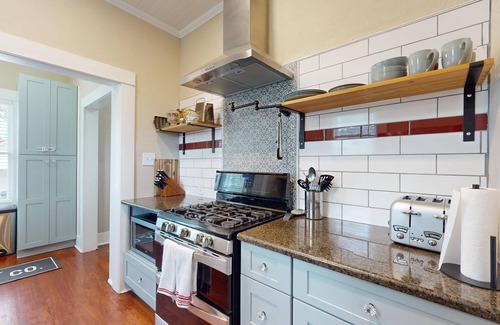 Schertz House | Historical Bungalo in downtown Schertz in between San Antonio & New Braunfels.