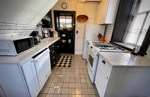 Tyrone Cottage | Historical cottage located in the heart of downtown (pet friendly)