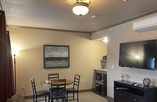 Gonzales Apartment | Historical Downtown 2 bedroom Hotel Suite