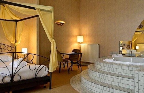 Leeuwarden Hotel | Historical Room Ideal for Cultural Explorers Near Fries Museum