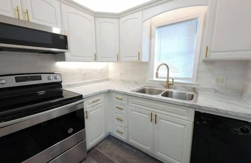 Wadeview Park House | Historical SodoHouse DT near hospitals - Sleeps 11