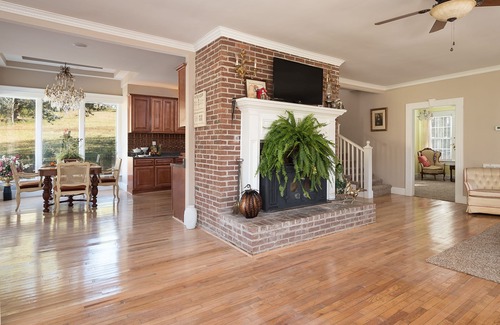 Rockford House | "Historical”Yellow Tea Cup Cottage,Farm setting,Spring H2O,WiFi, Knoxville area
