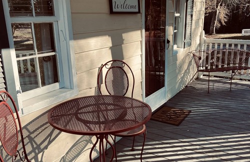 Lawrenceville House | ~HistoricBungalow~QueenBed~FarmStay~SleepsTwo~