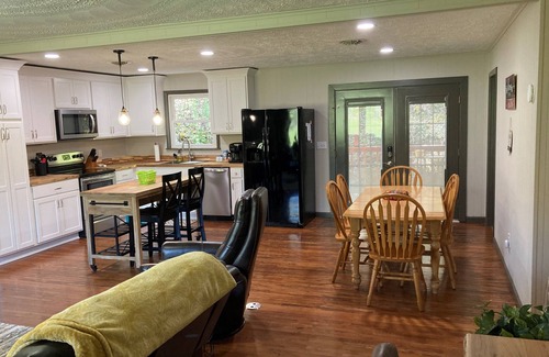 Haysi Cabin | "Hit the Breaks" - Three bedroom cabin just outside Breaks Interstate Park!