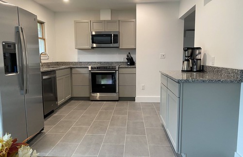 Saugerties South House | HITS, Village, Hiking & more!