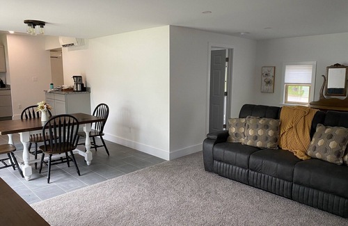 Saugerties South House | HITS, Village, Hiking & more!