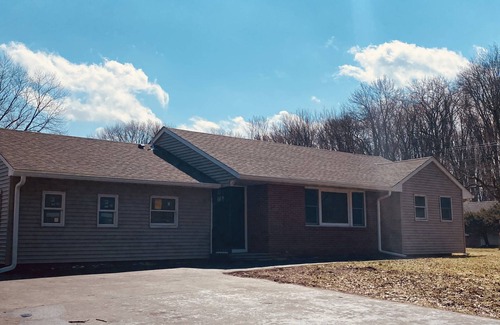 Saugerties South House | HITS, Village, Hiking & more!