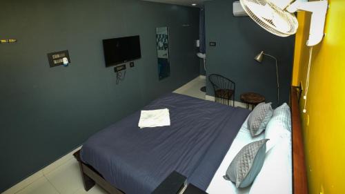 HITEC City Apartment | HIVEE-1 Rooms & Living AC