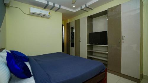 HITEC City Apartment | HIVEE-1 Rooms & Living Twin Bed AC